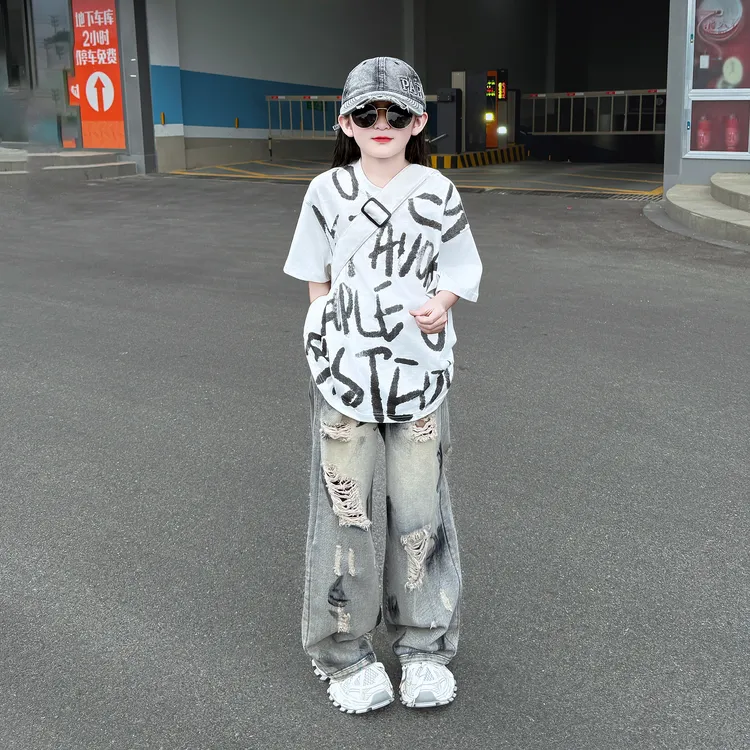 女童夏季2025新款宽松休闲字母涂鸦T恤个性牛仔破洞裤两件套潮酷
