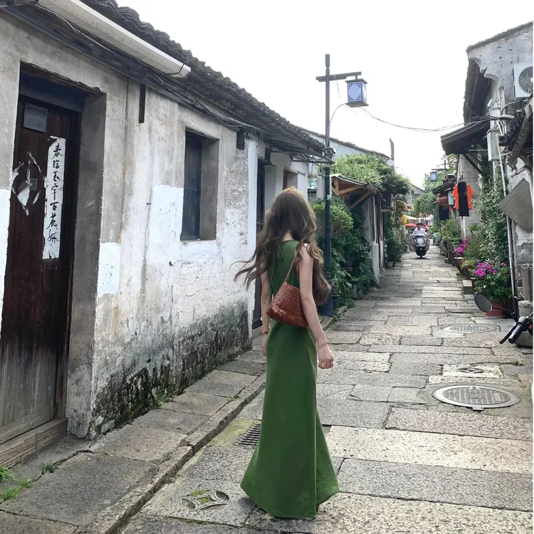 绿色连衣裙女2025初夏新款高级感气质超好看修身高个子无袖背心裙