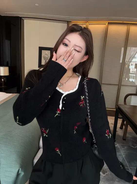 琪琪怪怪大码女装【红玫瑰】复古圆领秋冬复古绣花针织上衣T18315QQ