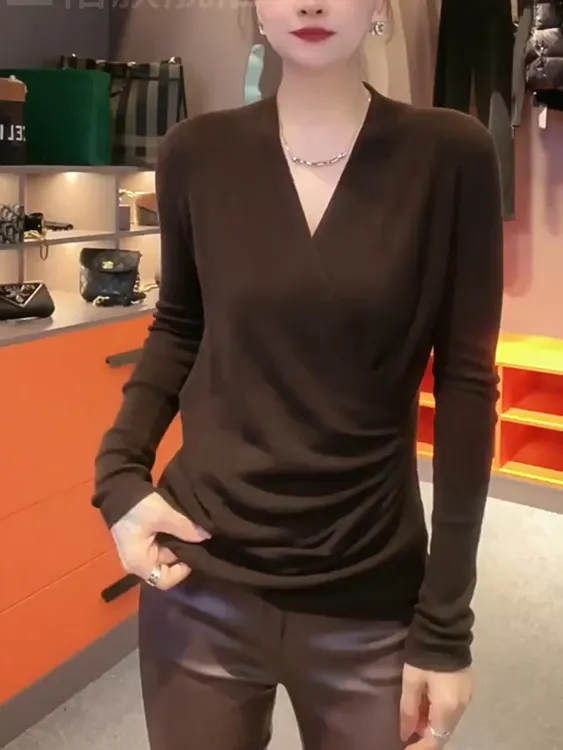 2025年秋季女装胖MM咖色v领交叉长袖打底衫女t恤内搭气质纯色上衣