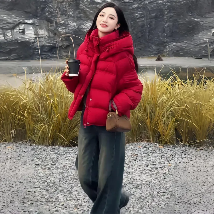 短款红色连帽羽绒服女2025冬季新款洋气减龄保暖白鸭绒面包服外套
