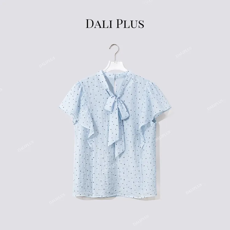DALI PLUS“海盐蓝波点衬衫”天丝飞袖荷叶边飘带衬衫-D5XH0071