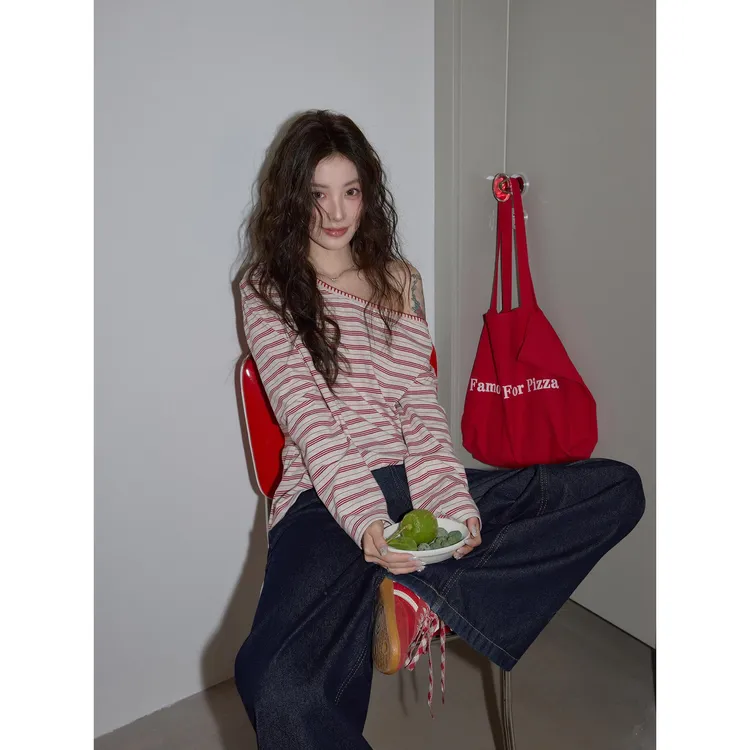 宽松新款红色条纹斜肩T恤女2025秋气质休闲长袖可外穿针织衫上衣