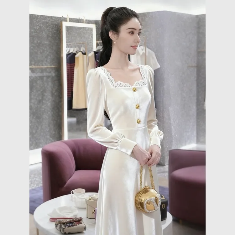 秋冬新款裙子今年流行爆款法式高端名媛气质赫本风白色丝绒连衣裙