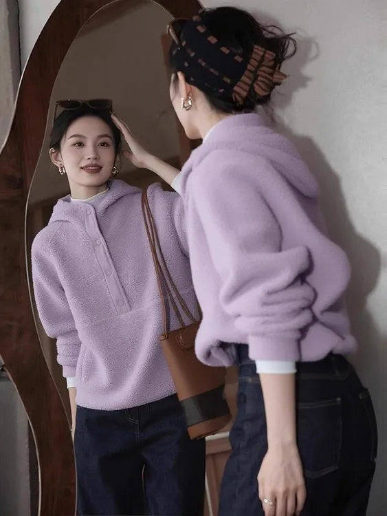 2025冬季慵懒风多巴胺松弛感百搭不撞款独特别致紫色摇粒绒卫衣女