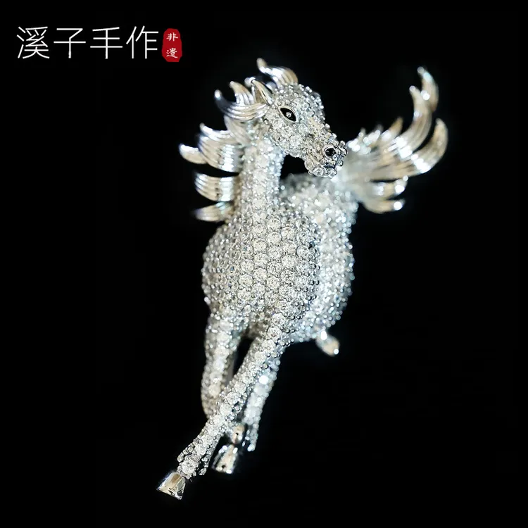 铜胸针 手工微镶锆石立体骏马胸花女轻奢生肖马别针西装大衣配饰