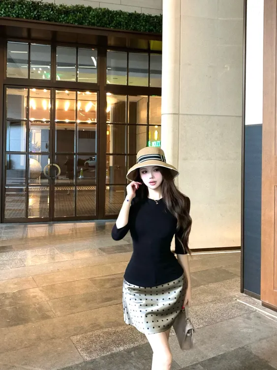 秋季韩系新款轻奢高级小众女装纯欲风老钱风显瘦上衣气质波点短裙