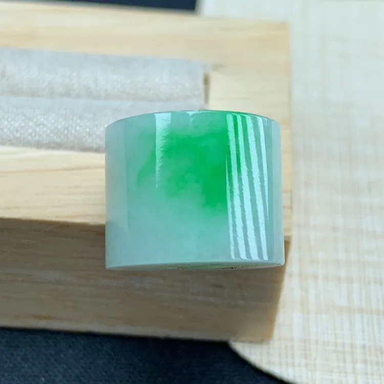 优惠缅甸纯天然翡翠A货老坑冰润绿色飘花路路通吊坠配珠宽卡14.3