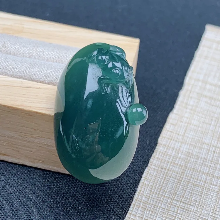 优惠纯天然A货翡翠老坑料精雕飘花蓝绿色呱呱来财小吊坠