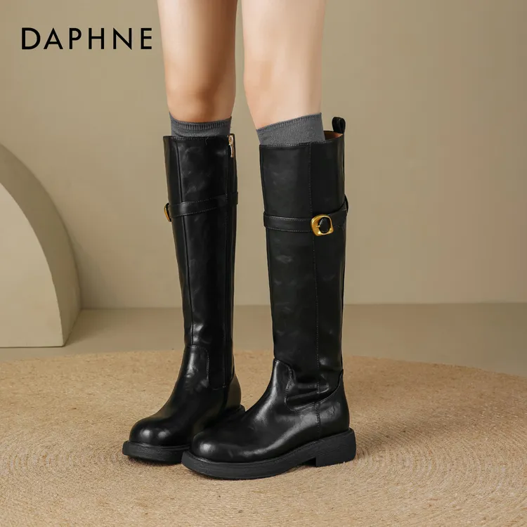 达芙妮黑色长筒靴女2025新款秋冬金属皮带扣骑士靴时尚复古长靴子