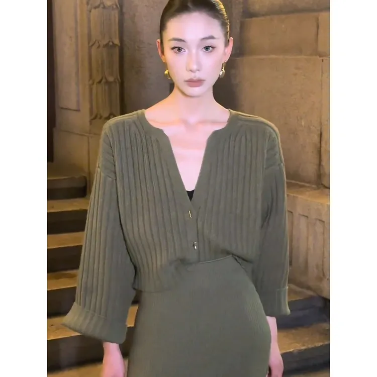 橄榄绿V领针织衫上衣女秋季2025新款轻熟小众不撞款短款开衫毛衣