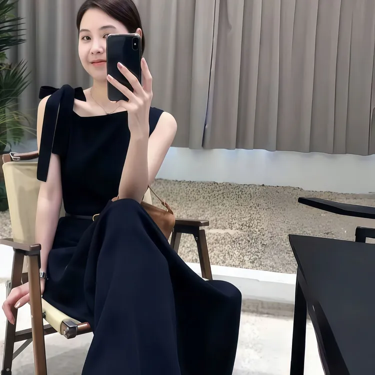 高级感法式气质黑色无袖连衣裙女设计感2025夏季新款收腰吊带长裙