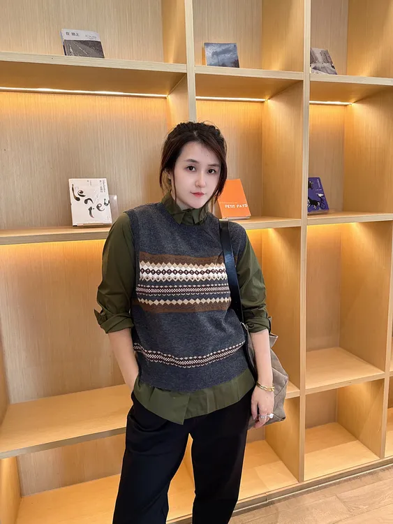 西主任2025秋季新款时尚条纹钩花圆领套头休闲百搭羊毛无袖马夹女