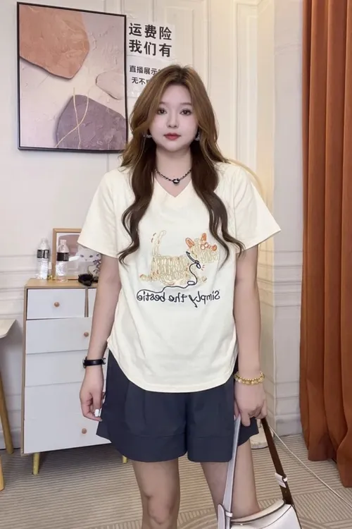 2025大码胖mm女装新款线条狗刺绣正肩收腰V领短袖T恤503