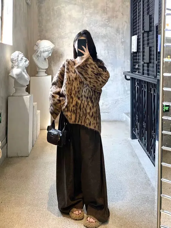 小众豹纹提花v领毛衣女秋冬季美式复古宽松慵懒风软糯休闲针织衫