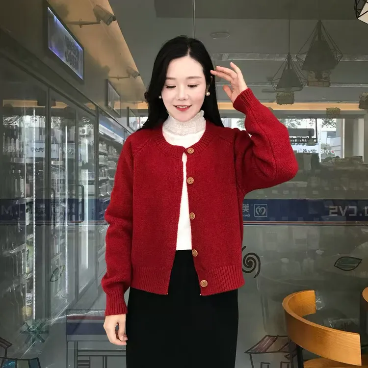 红色高级感针织开衫女秋冬慵懒风宽松单排扣短款毛衣外套加厚上衣