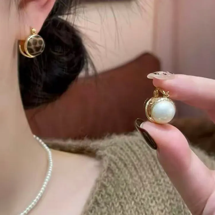 新款精致高级感豹纹珠珠耳钉双面戴时尚百搭显气质日常通勤耳饰女