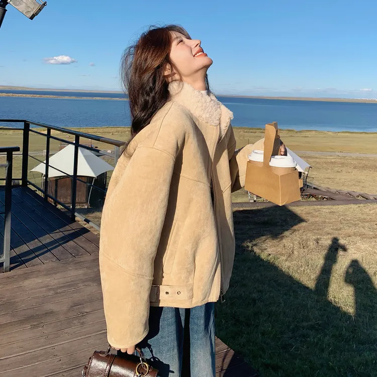 卡其色软糯皮毛一体羊羔毛外套女秋冬2025新款时髦减龄超好看棉服