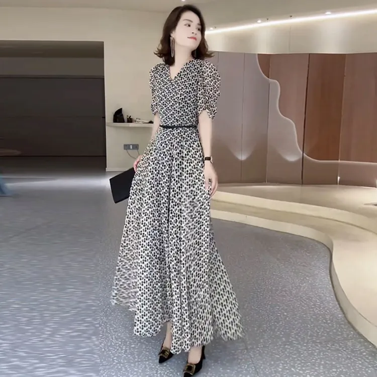 高档时尚夏季新款女神范长款减龄2025法式印花设计感遮肉连衣裙潮