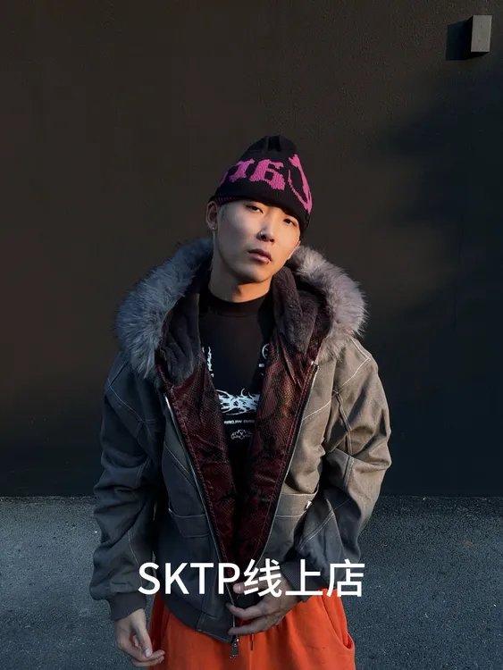 SKATEPARK 赤红蛇纹做旧军布座山雕毛领连帽解构棉服外套