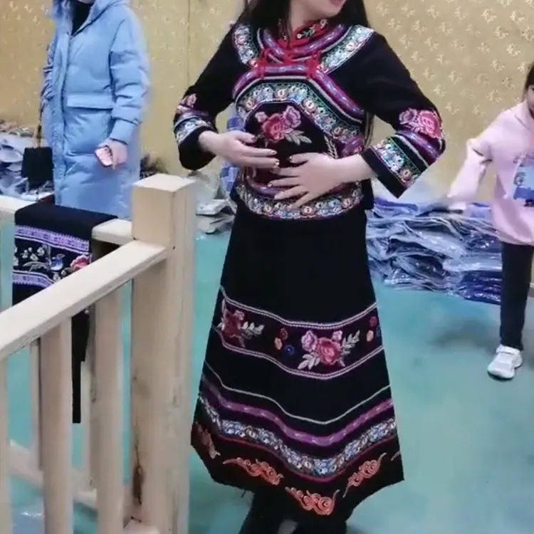 贵州少数民族风女装刺绣显瘦修身成人表演服饰