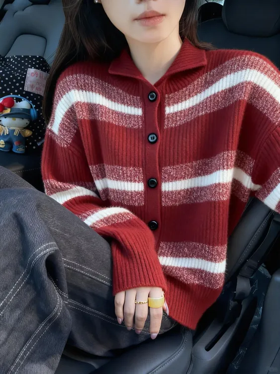 圣诞气氛组毛衣2025秋冬新款时尚洋气百搭女装条纹撞色翻领针织衫