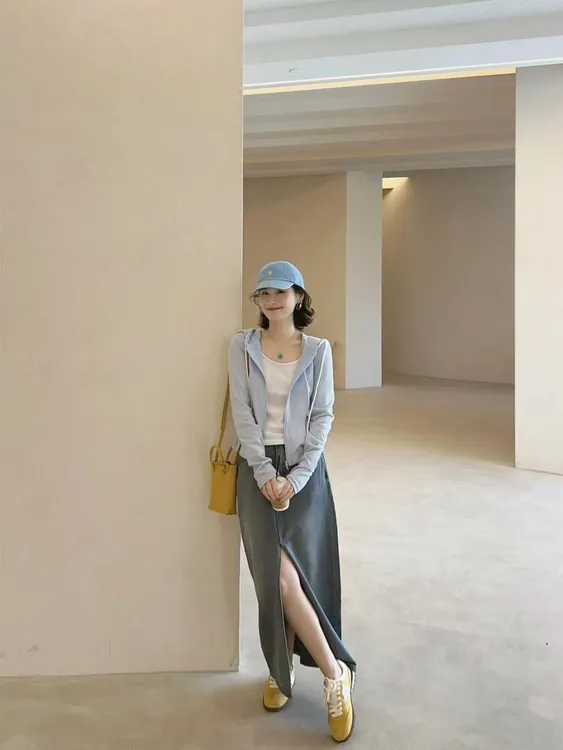 2025早春新款连帽浅蓝色长袖T恤甜美温柔上衣百搭开叉半身裙套装