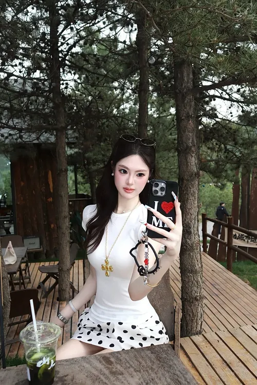 2025夏季新款时尚修身短袖上衣气质显瘦圆领套头洋气休闲百搭性感