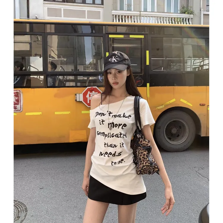 大码不规则白色字母斜肩短袖t恤女夏季独特漂亮掐腰性感露肩上衣
