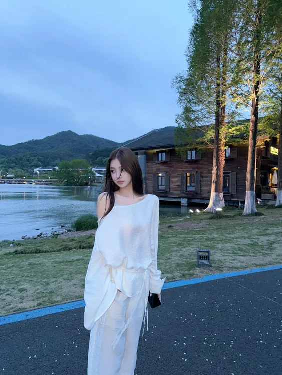 2025春夏新款韩系松弛宽松高级感麻料蕾丝大衬衫斜肩上衣长裤套装