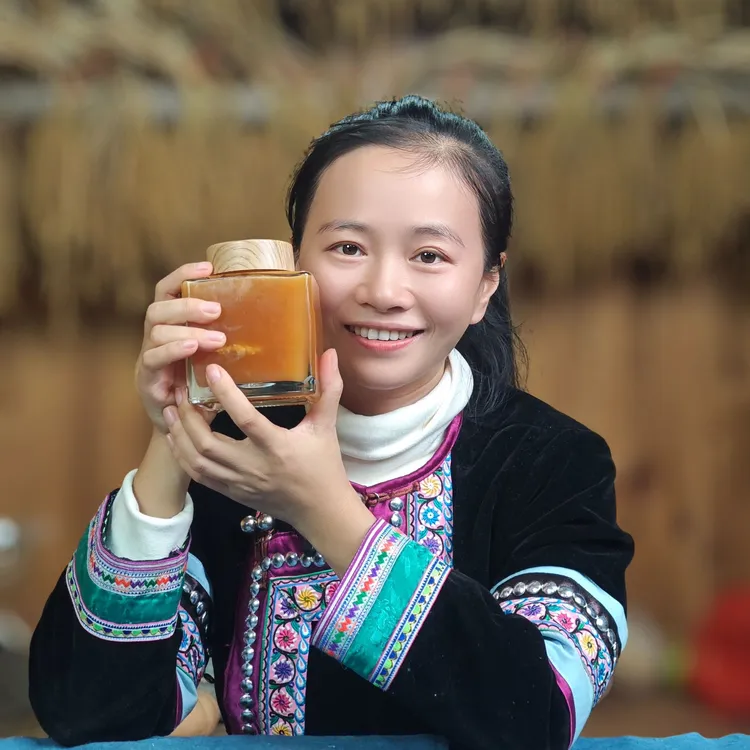 贵州深山土蜂蜜树洞蜂蜜