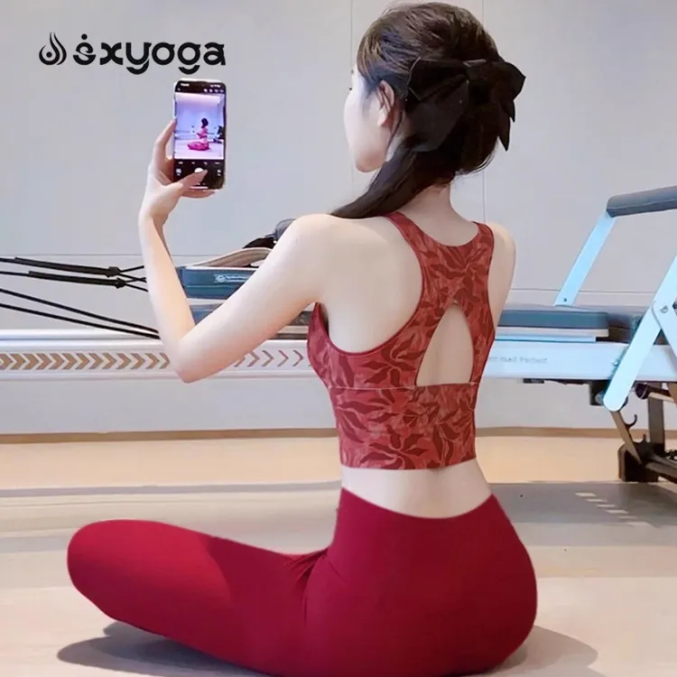 新中式瑜伽服女2025新款带胸垫绝美背心普拉提训练健身服红色套装