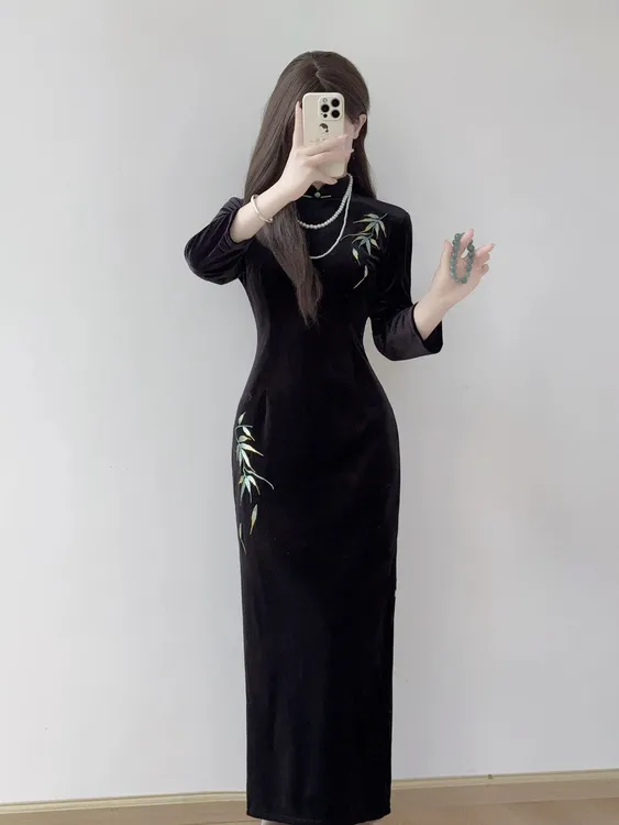 黑色旗袍秋冬季长袖复古丝绒刺绣花长款修身收腰气质新款连衣裙
