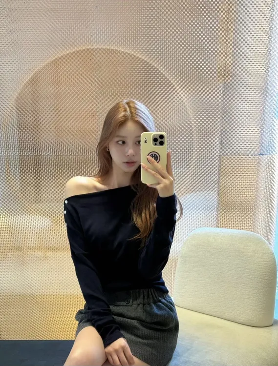 纯欲辣妹斜领长袖T恤女秋季宽松设计感小众别致高级感上衣短裤子