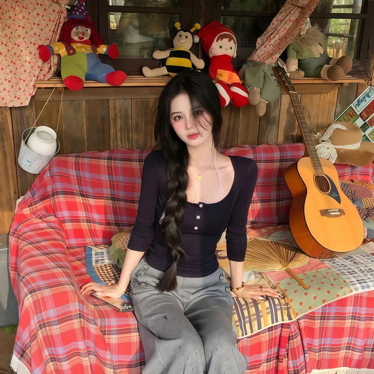 性感辣妹简约纯色套头打底衫女秋季新款纽扣装饰修身显瘦内搭上衣