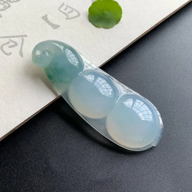 天然缅甸翡翠吊坠《福豆》气质冰透通透雕刻