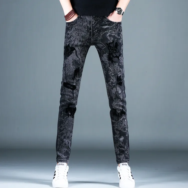 韩俊尼2026爆款男士高端轻量美式印花百搭潮牌小脚修身牛仔裤显瘦