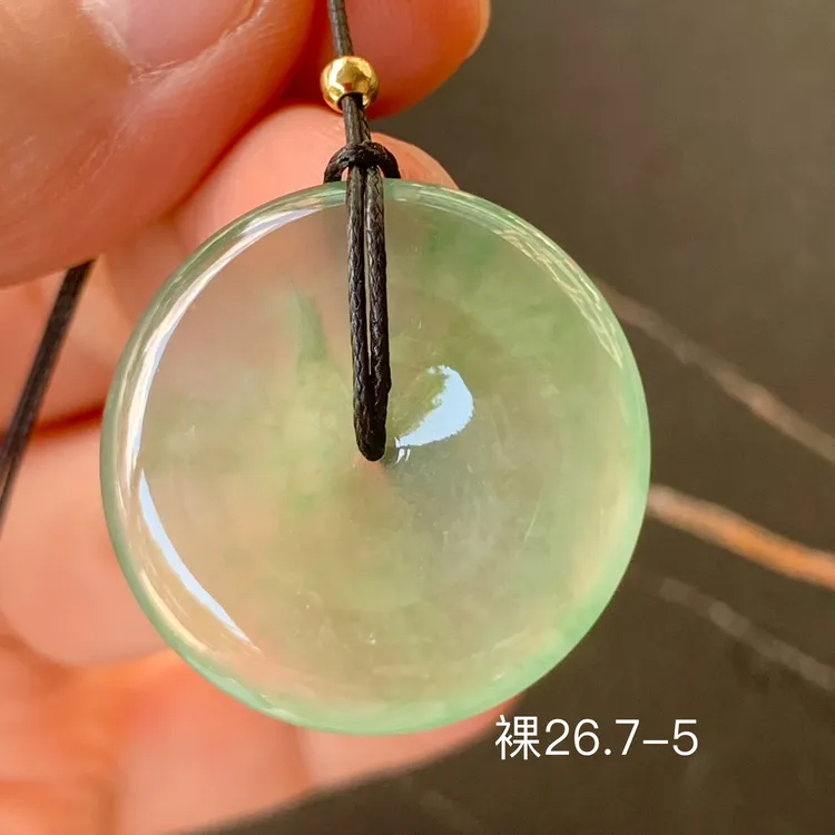 冰绿平安扣翡翠吊坠 颜色亮 冰润光泽