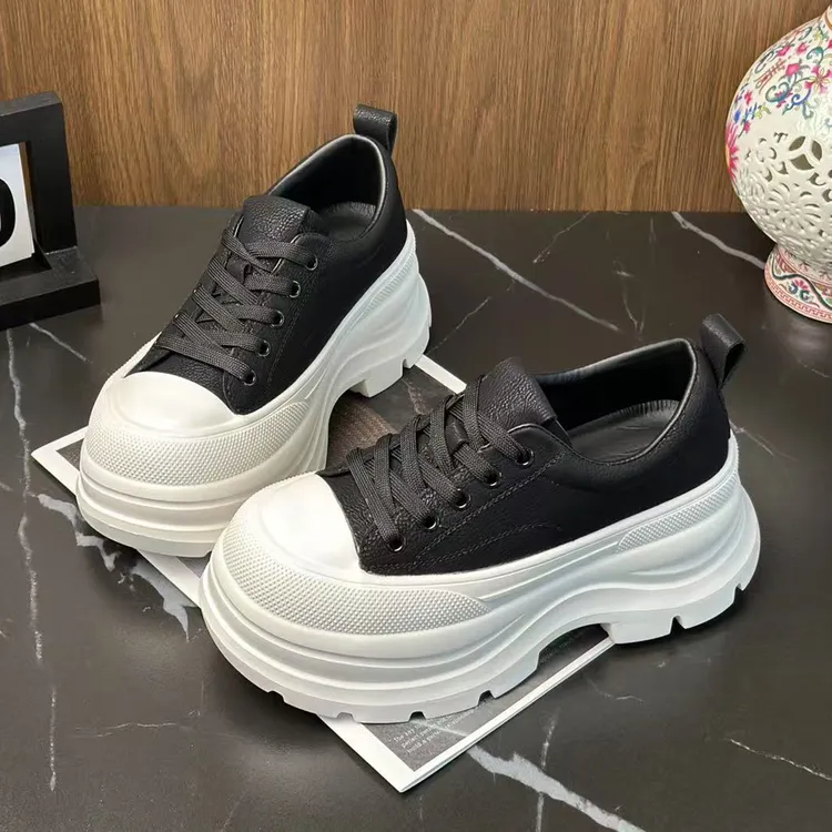 黑色真皮厚底女鞋2025秋冬新爆款百搭松糕鞋小个子增高加棉小白鞋