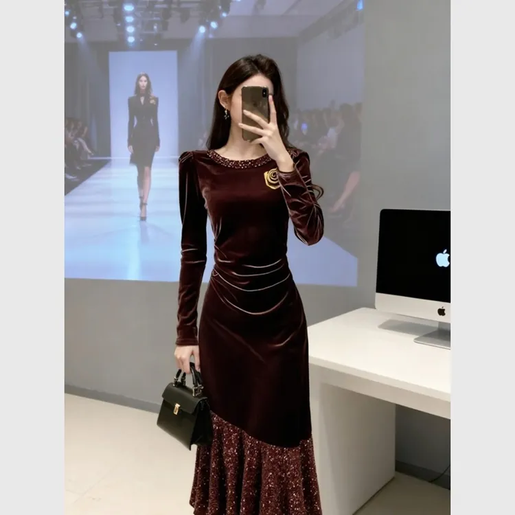 咖色丝绒连衣裙秋冬轻奢高端法式气质掐腰绝美巨好看亮片拼接裙子