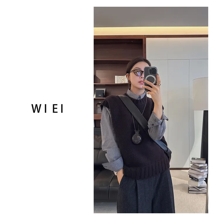 《WI EI》浓郁古调 粗针羊毛圆领叠穿撞色线小开叉马甲W25209176