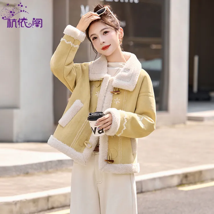 皮毛一体羊羔毛麂皮绒加厚外套女短款2025冬季新款减龄牛角扣上衣
