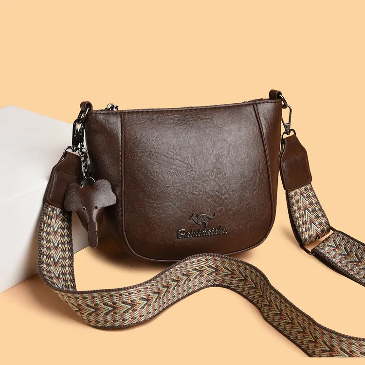 时尚斜挎包休闲中年妈妈小包包软皮宽肩带单肩包百搭外出通勤女包