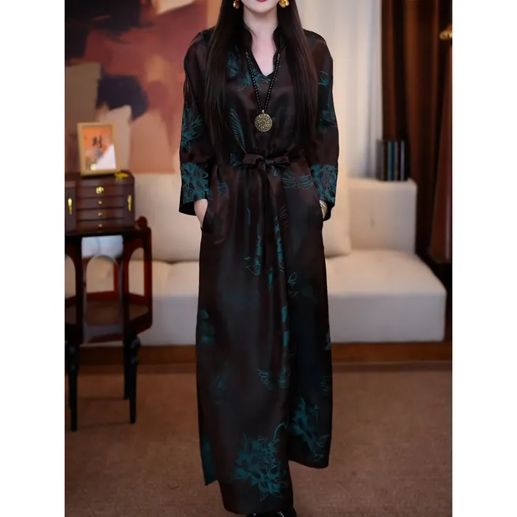 高级感文艺风印花V领连衣裙女2025秋季新款轻奢宽松遮肉显瘦长裙