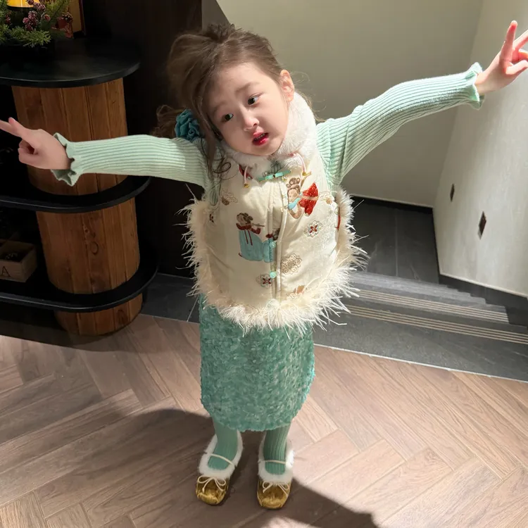 小思2025冬季新款新中式汉服复古白色毛边马甲亮片半身裙女童套装