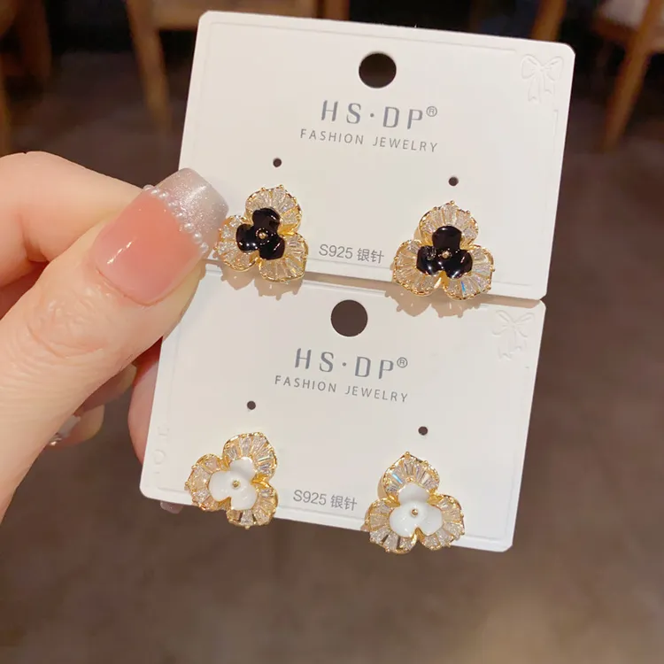 铜合金合成锆石耳饰 精致百搭满钻三叶花耳钉时尚小巧设计感铜合