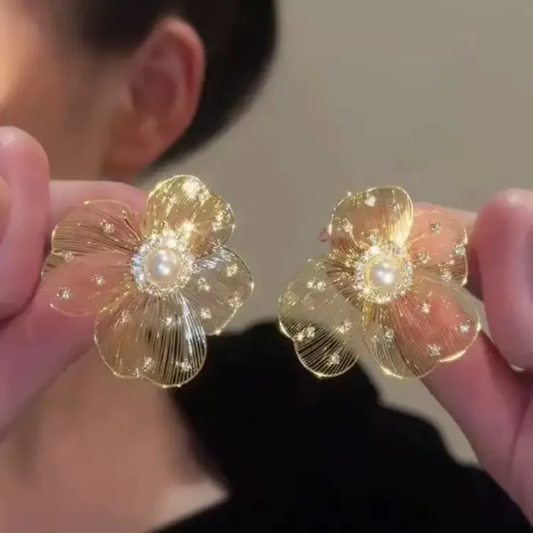 铜合金锆石耳饰 金色镂空花朵锆石耳钉气质轻奢设计高级感耳环女