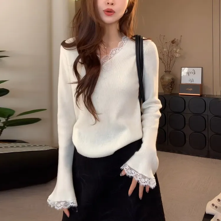 高级感白色蕾丝打底衫女士秋冬洋气减龄内搭喇叭袖V领针织衫上衣