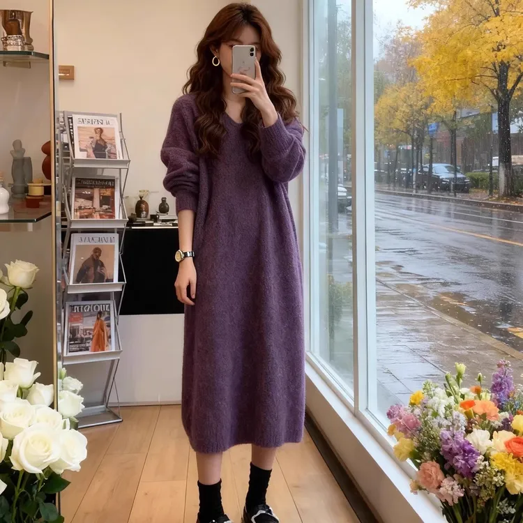 大码法式高级感紫色V领针织连衣裙女慵懒风长款松弛感遮肚毛衣裙