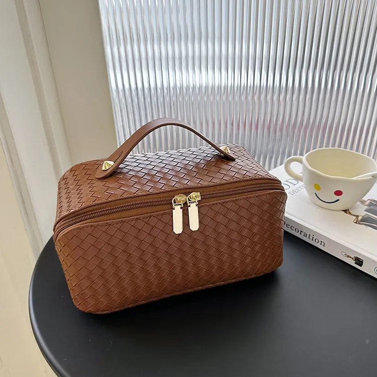 化妆包网红爆款2025大容量旅行便携化妆品收纳包洗漱包